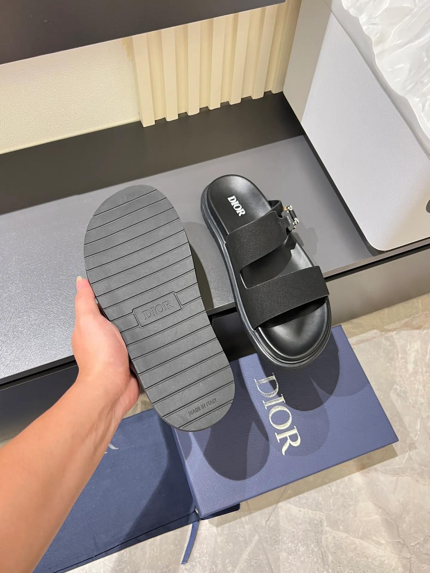 Men's Men's Shoes 💰p320 Dio* Men's Sandals Slippers. Showcasing Dior haute couture design. The Dior gray suede strap is accented with an aluminum Dior buckle for added style. Paired with a comfortable tonal notch sole, they pair easily with shorts or jeans for a sophisticated look. Main body: suede cow leather, technical fabric lining: cow leather, with adjustable straps, aluminum Dior buckle, Dior gray EVA insole, tonal notched rubber outsole splicing structure, size: 38-44 (customized at 45.46)
